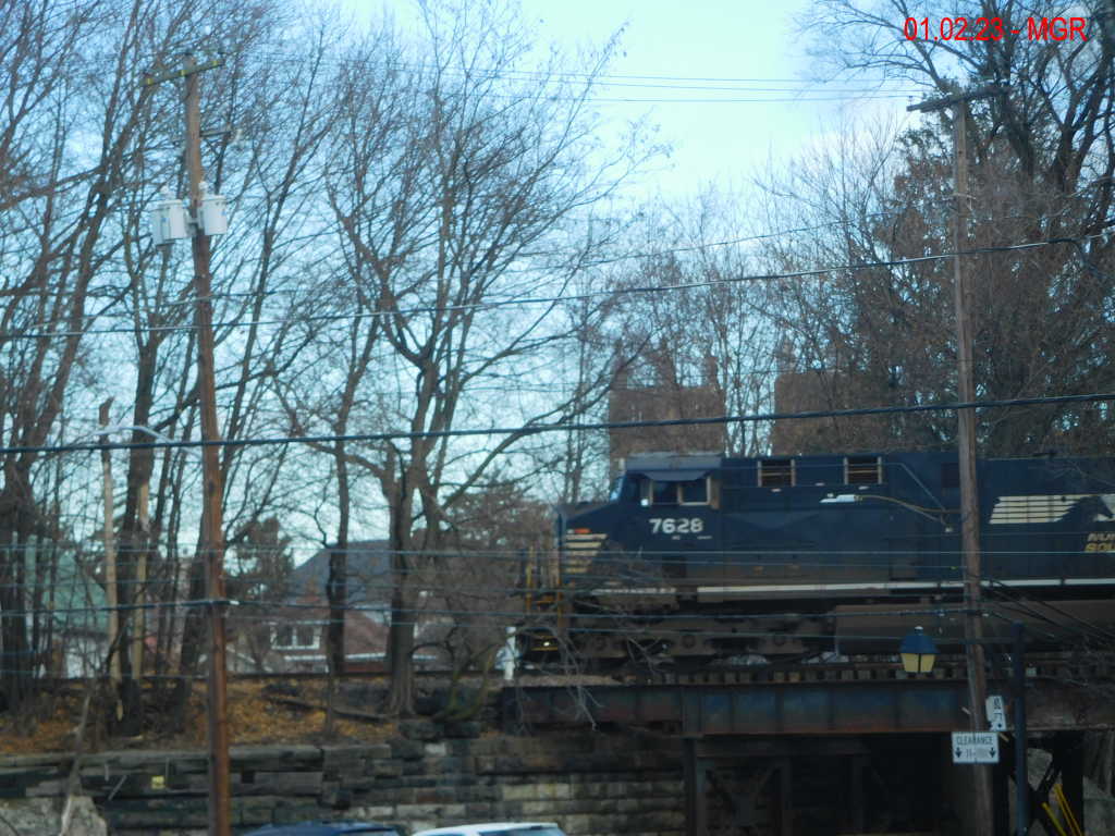 Sightings 01.02.23 / Northbound at Luzerne Avenue