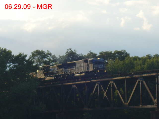 Sightings 06.29.09  / Pettinbone Again, NS over Gauntlet