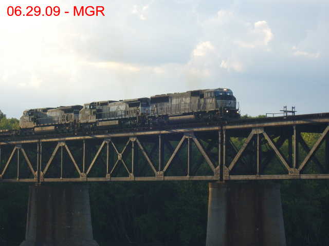 Sightings 06.29.09  / Pettinbone Again, NS over Gauntlet