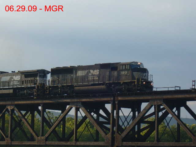 Sightings 06.29.09  / Pettinbone Again, NS over Gauntlet