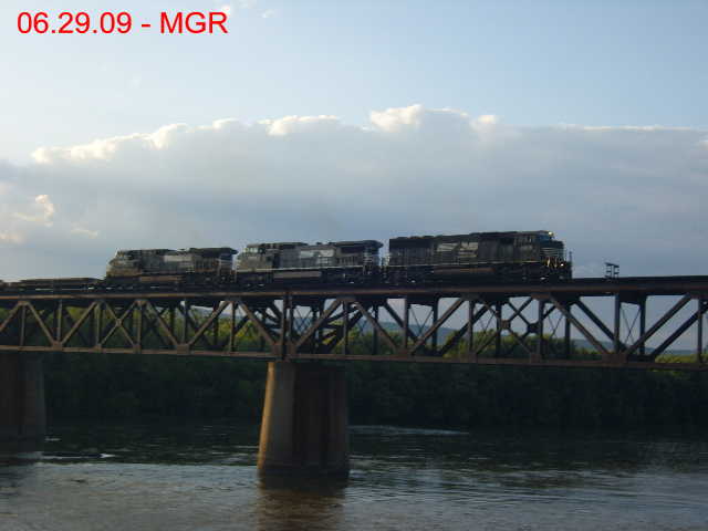 Sightings 06.29.09  / Pettinbone Again, NS over Gauntlet