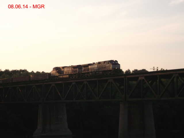 Sightings 08.06.14  /  Train Stopped On Gauntlet