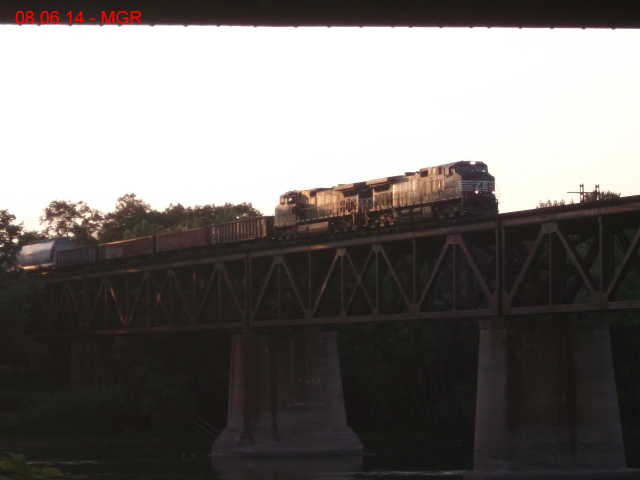 Sightings 08.06.14  /  Train Stopped On Gauntlet