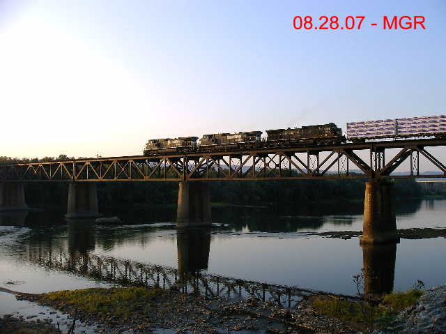 Sightings 08.28.07 / Southbound Over Gauntlet