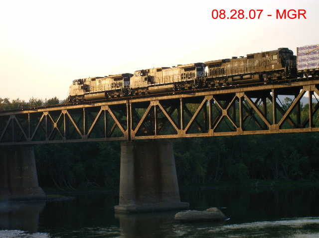 Sightings 08.28.07 / Southbound Over Gauntlet