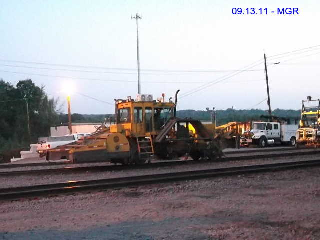 Sightings 09.13.11 / MOW, Train at Taylor