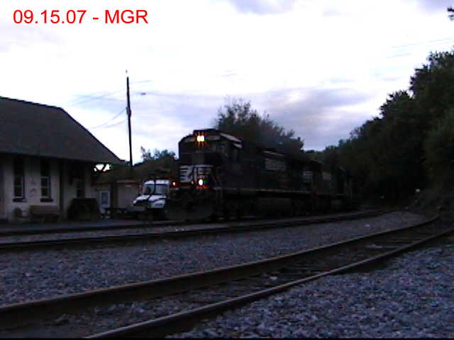 Sightings 09.15.07 / 2 Trains At Taylor