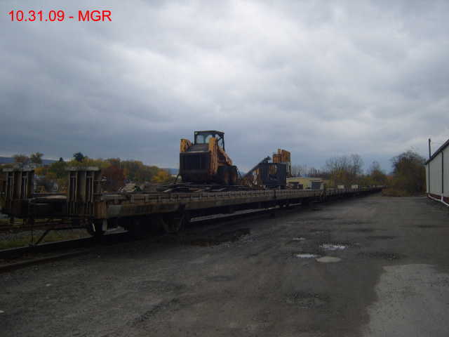 Sightings 10.31.09 / Circus Train Cars, D-L at Night